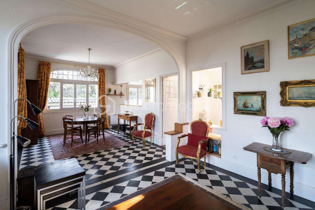 Maison de caractère  – 9 pièces, 7 chambres, sous-sol total – proximité rer d, commerces et écoles à pied - photo 4