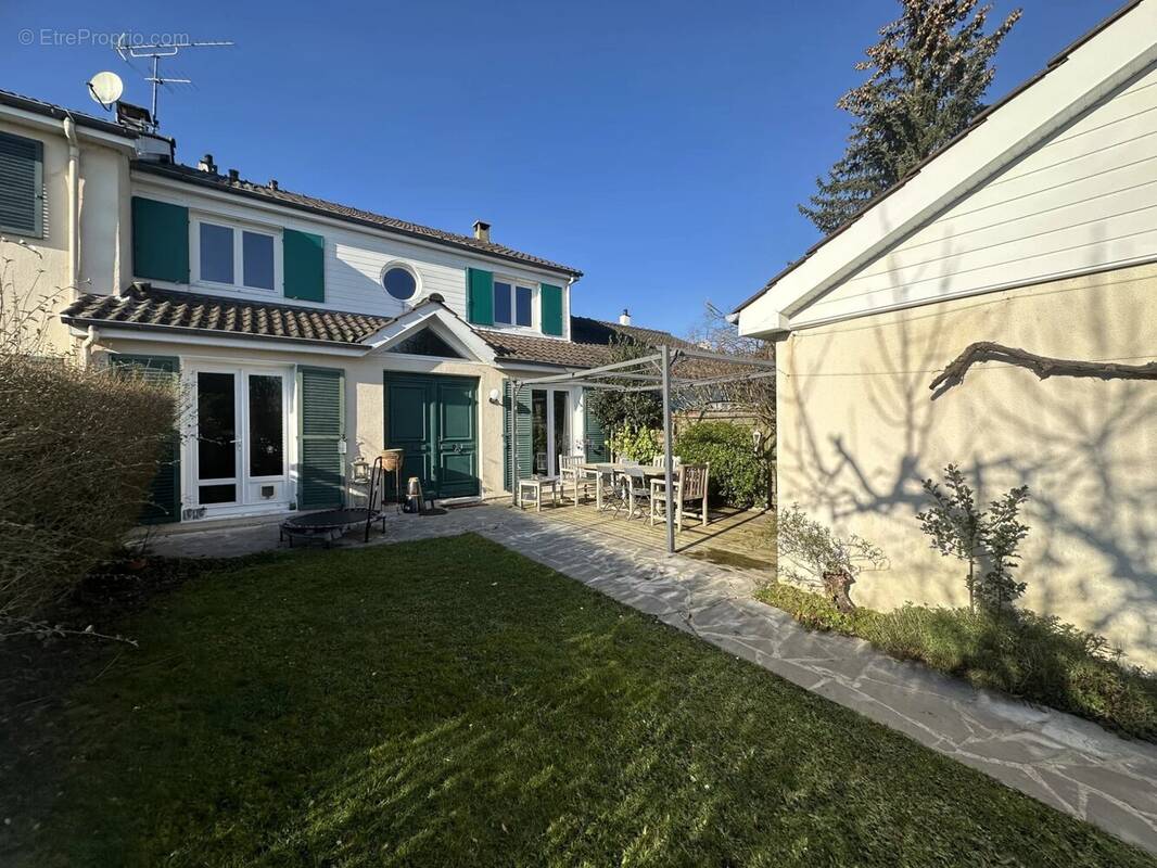 Maison à LE MESNIL-SAINT-DENIS