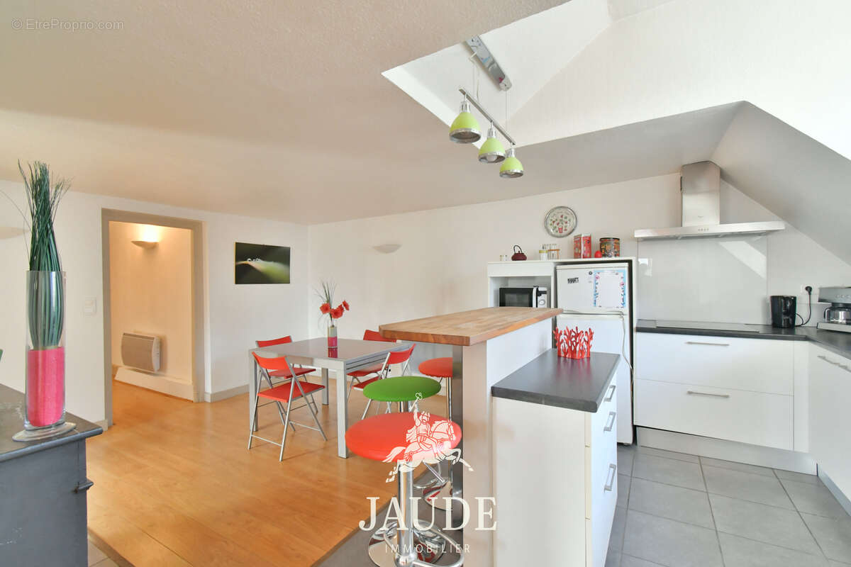 Appartement atypique et lumineux   64 m2 Carrez (85 m2 au sol)   Dernier étage avec ascenseur   Rue Blatin, - photo 2