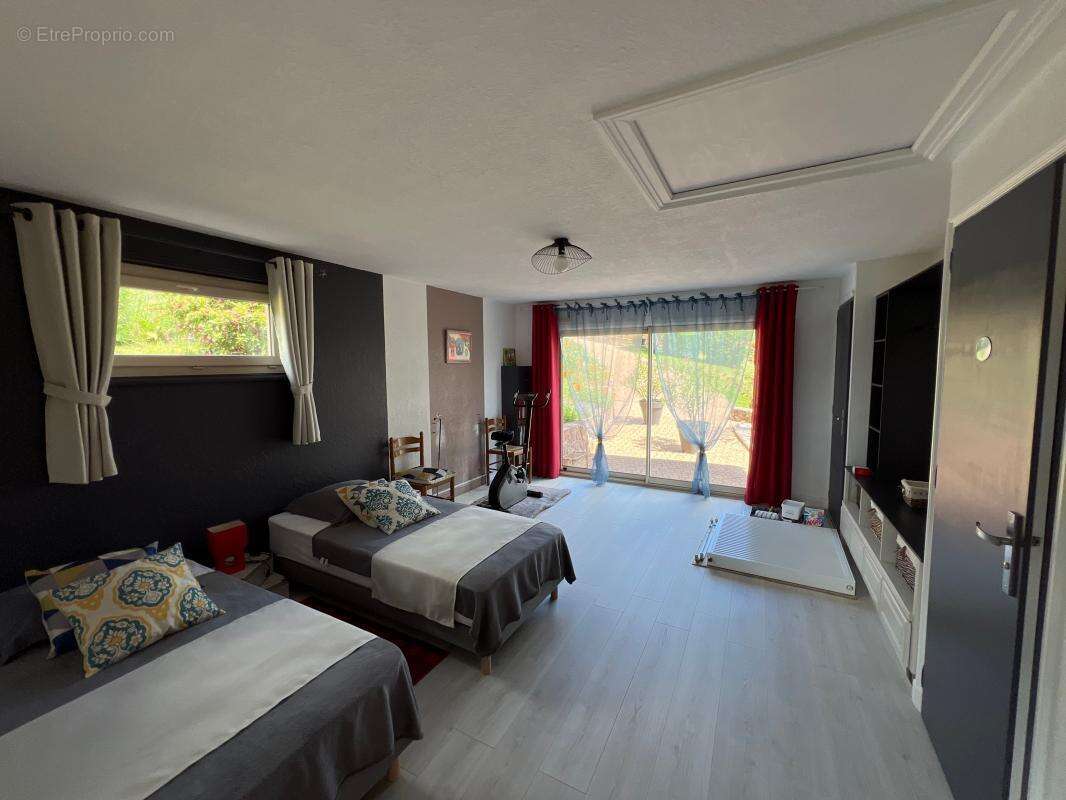 Maison à MONTROTTIER