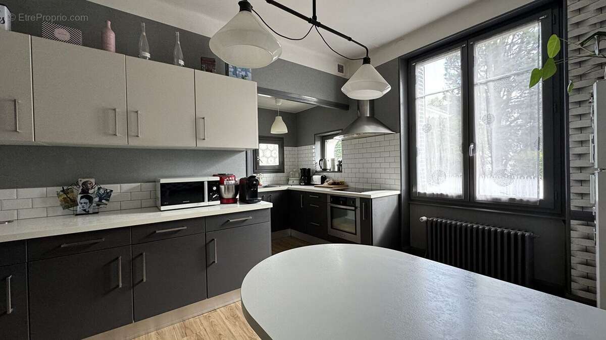Maison familiale de 150 m² avec piscine et grand terrain, sans vis-à -vis à  Puy-Guillaume - photo 2
