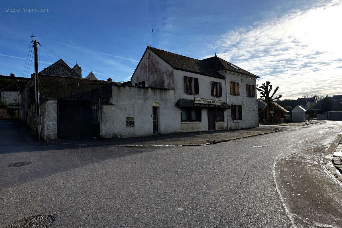 Immeuble local commercial + appartement centre de Jumeauville - photo 2