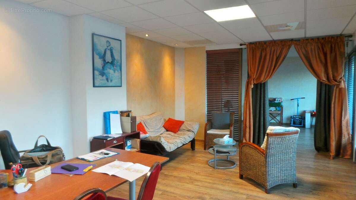 Bureau - Commerce à GRESY-SUR-AIX