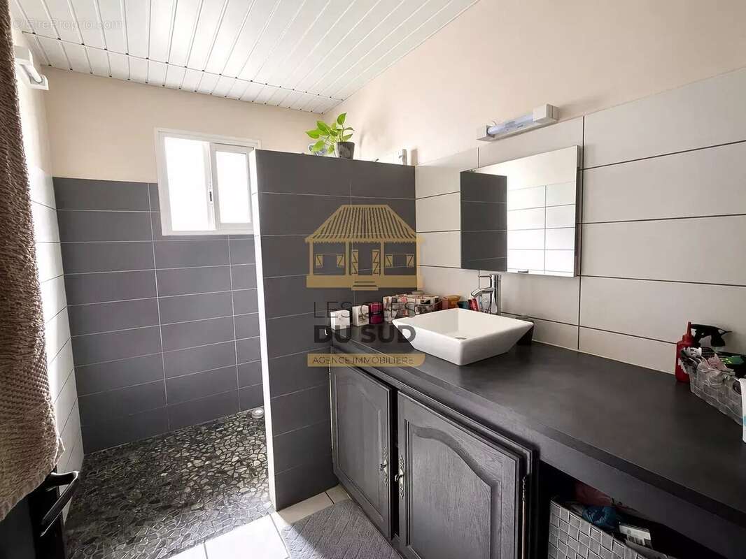 A vendre - une maison de type t4 de 90 m2 environ - saint-philippe - 180 000 € - photo 6