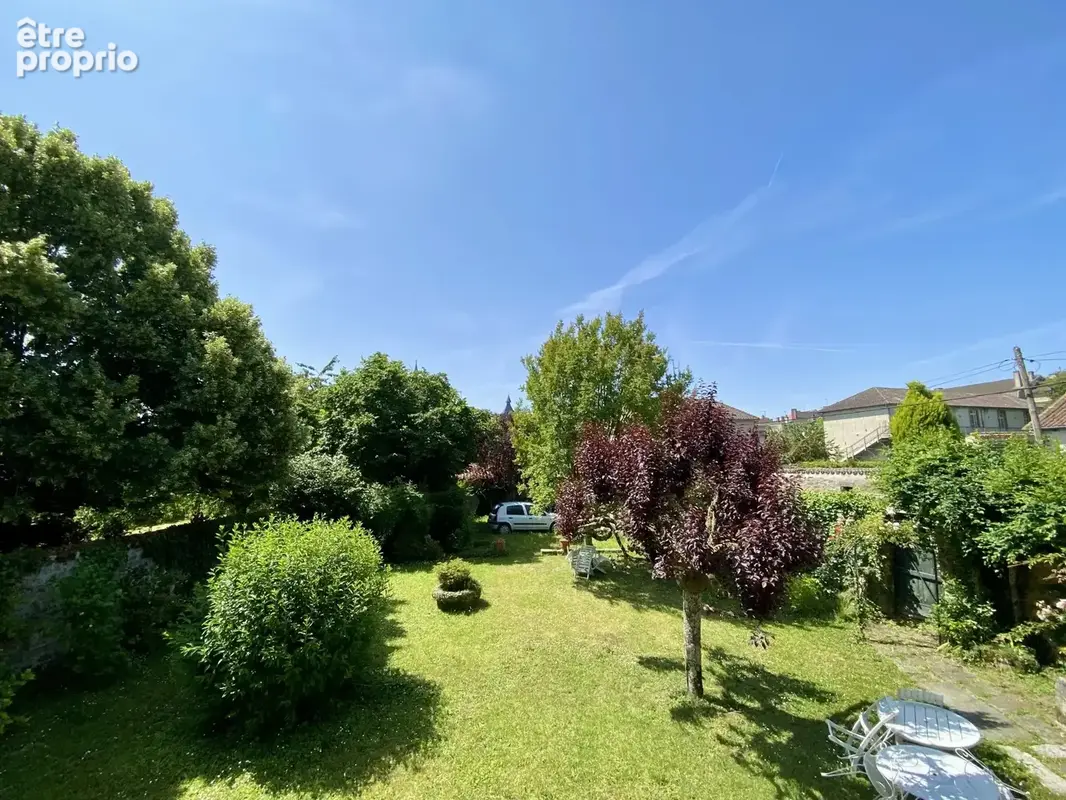 Demeure de caractère au Dorat – Une maison avec un joli jardin et un garage - photo 2