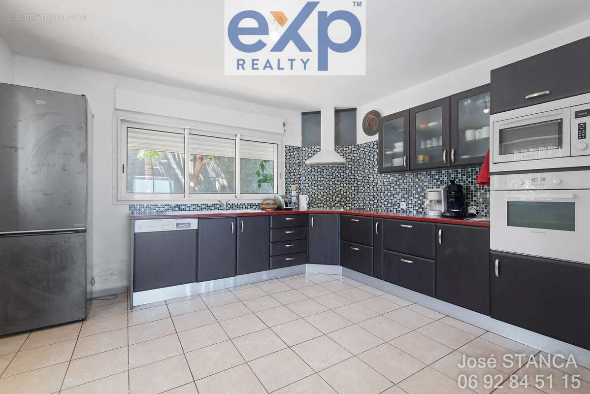 Maison 210 m² à Saint-Paul  - photo 8