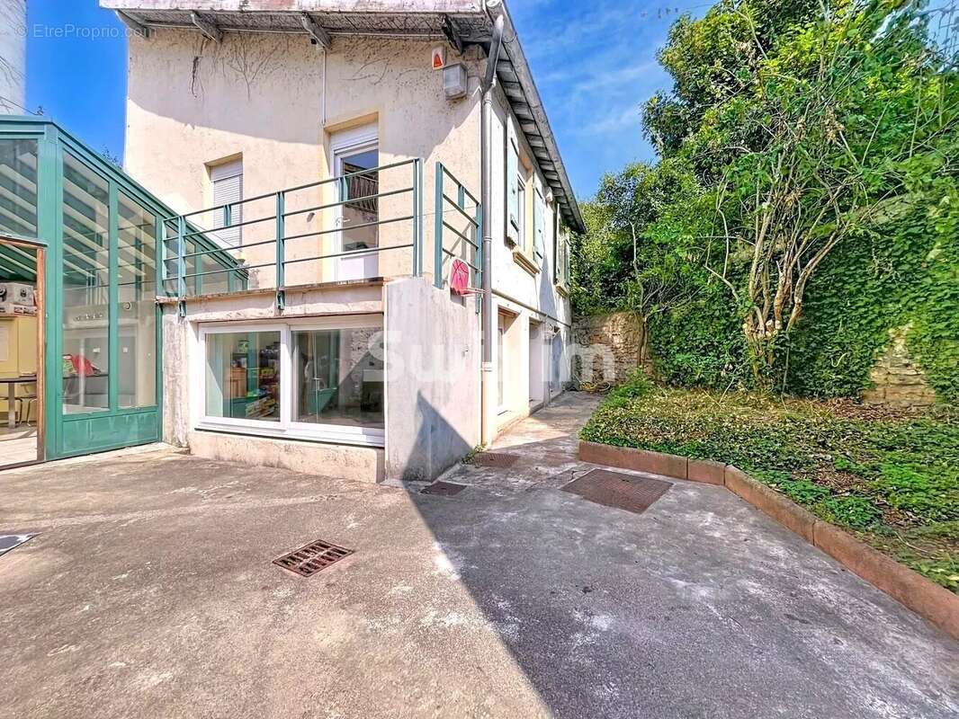Maison de ville + annexes - photo 2