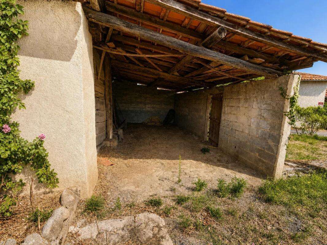Maison de 130,94 m² à rénover avec dépendances et jardin - photo 14