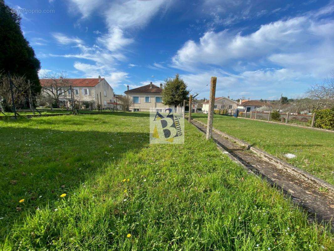Maison à MAGNAC-SUR-TOUVRE