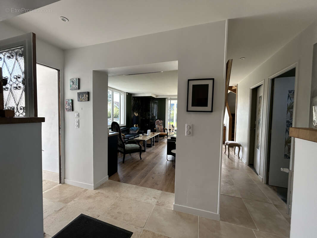 Maison rénovée, habitable de suite, garage, jardin clos avec piscine - photo 7