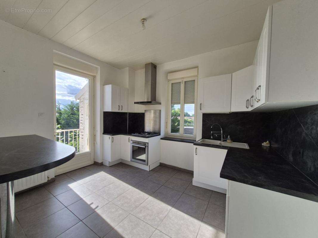 Maison 160 m² à Saint-Paul-De-Varax  - photo 3
