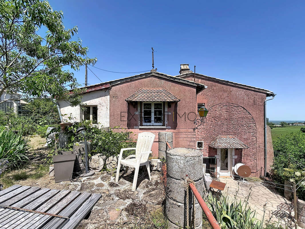 Au calme avec belle vue, à deux minutes du centre-ville : maison pleine de potentiel - photo 4