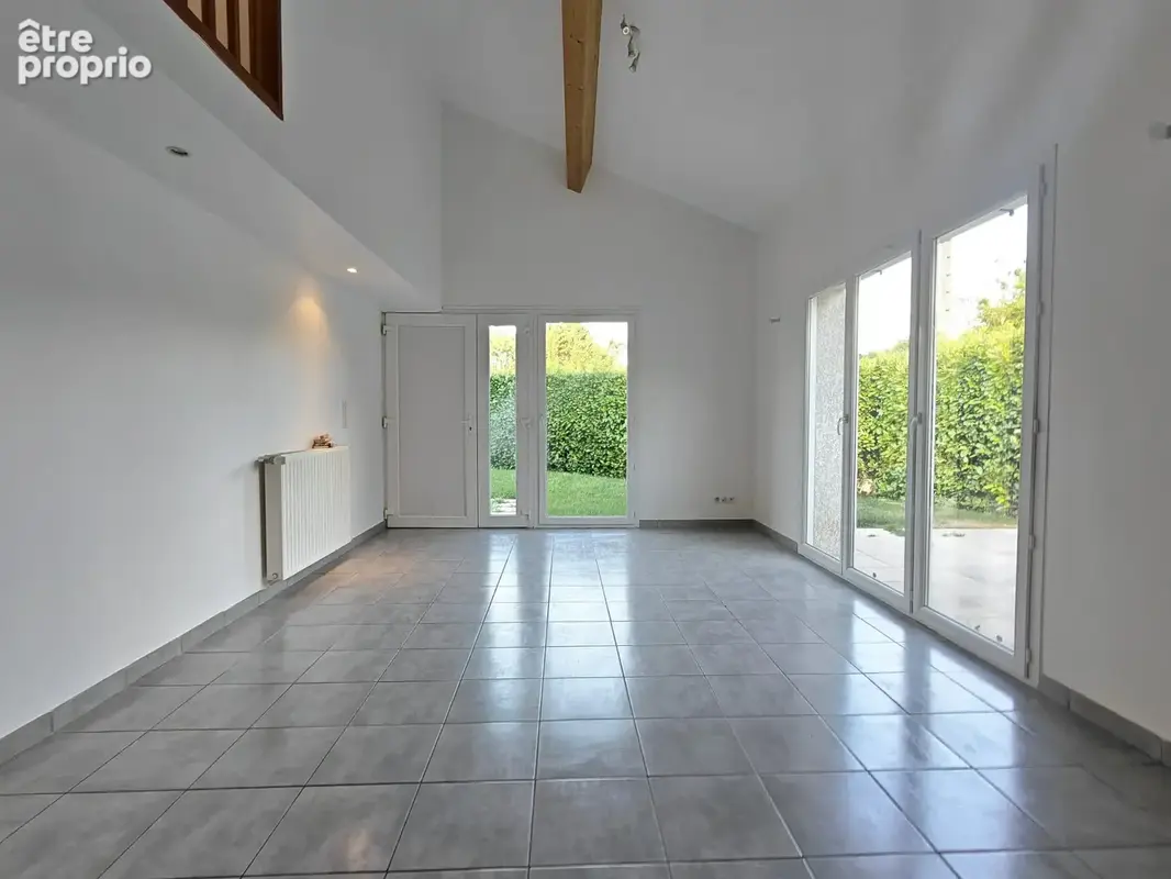 Limite GENAY sur MASSIEUX / Maison T4 (90m2 hab) sur 329m2 de terrain clos arboré parking. TB état - photo 10