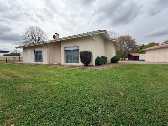 Maison à YGOS-SAINT-SATURNIN