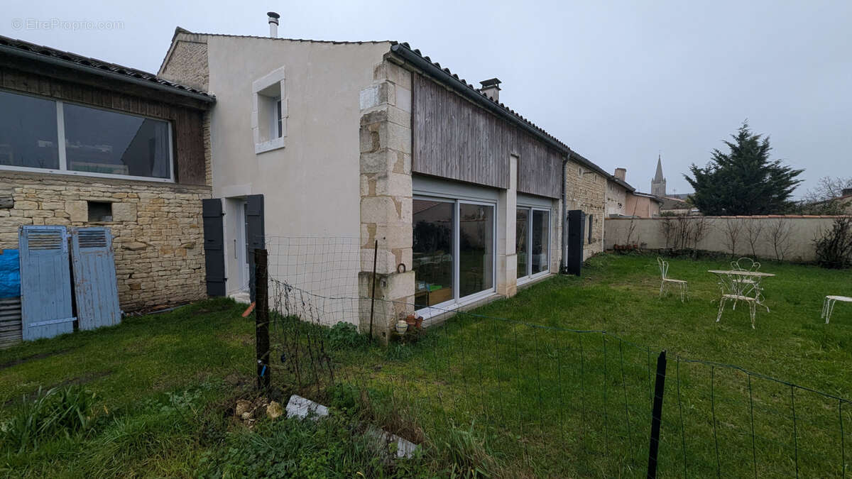 Maison à LE VANNEAU-IRLEAU