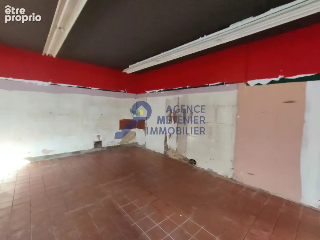 Immeuble de caractère avec commerces, appartements et dépendances   fort potentiel en plein centre - photo 2