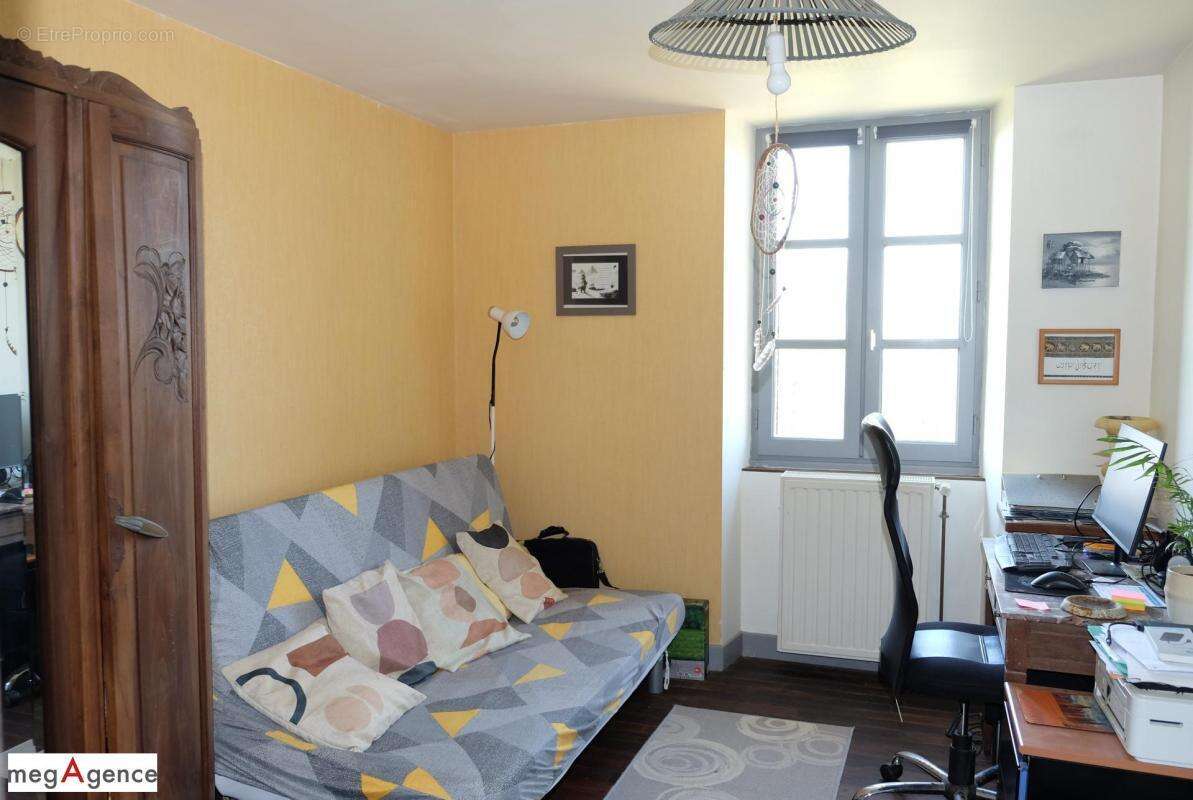 Maison à SAINT-GERMAIN-LES-VERGNES