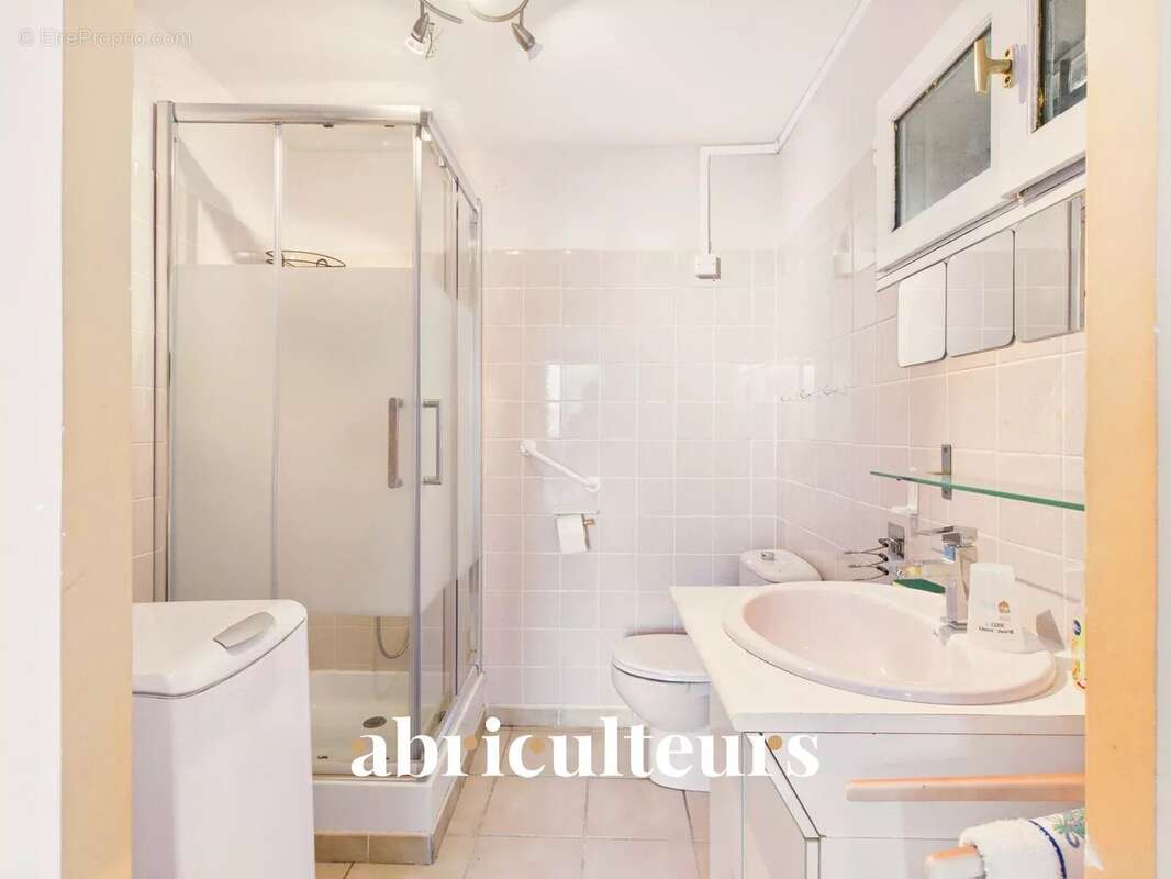 Maison à LA ROQUE-D&#039;ANTHERON