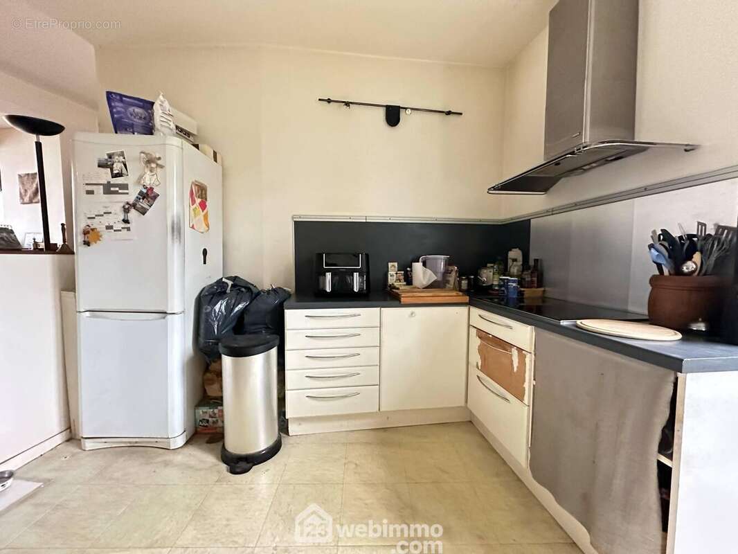 Le séjour est ouvert sur la cuisine de 13 m², elle est aménagée