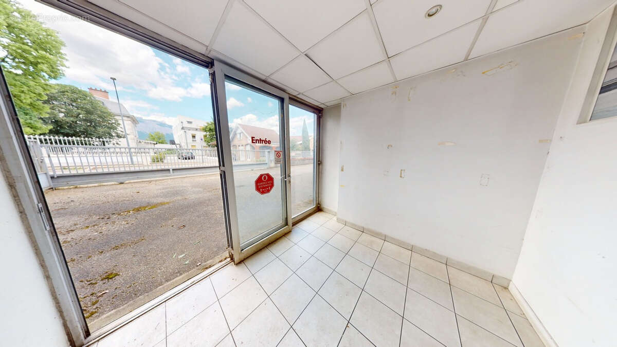 Local commercial Gieres 268,5 m2 - photo 3