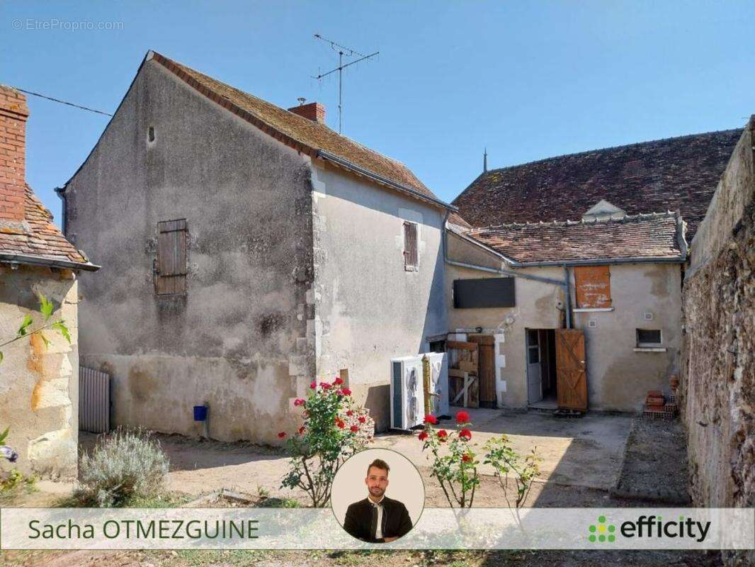 Maison à AZAY-LE-FERRON