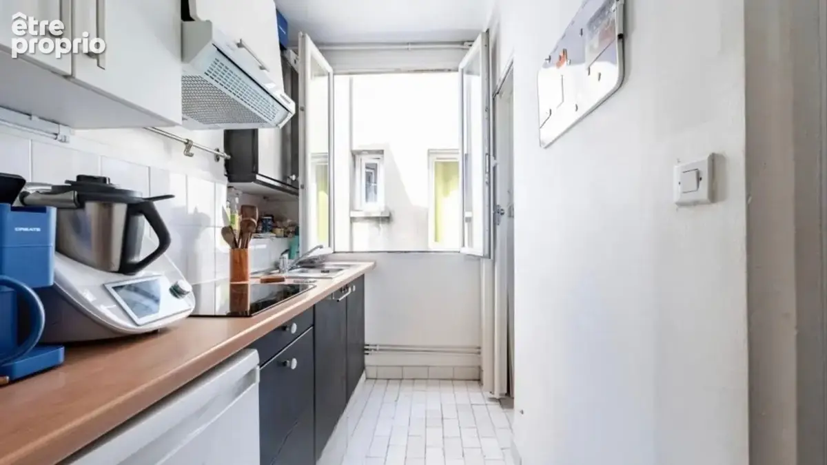 Grand studio  de charme 22,21 m2 étage élevé Paris 18 - photo 4