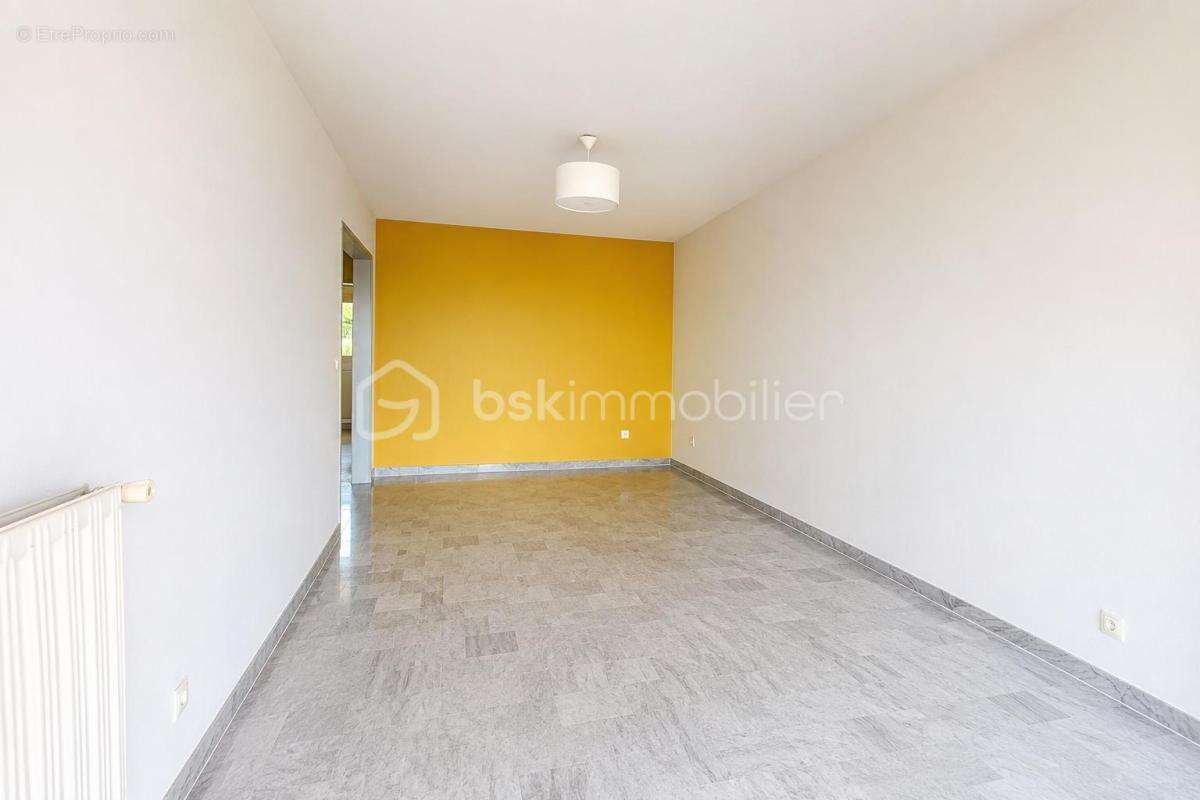 Cagnes-sur-mer – 2 pièces traversant avec vue mer panoramique, piscine, parking et cave - photo 9