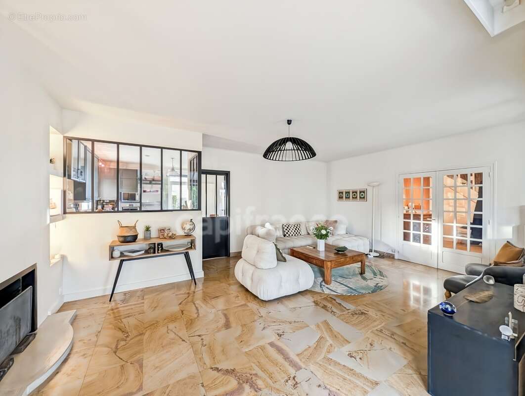 A vendre à 5 mn de Chalon-Sur-Saône (71) cette villa authentique de 189 m² 7 pièces 5 chambres 1 bureau et terrain de 2310 m² - photo 6