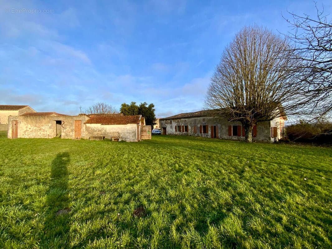 Maison à NIEUL-LE-VIROUIL