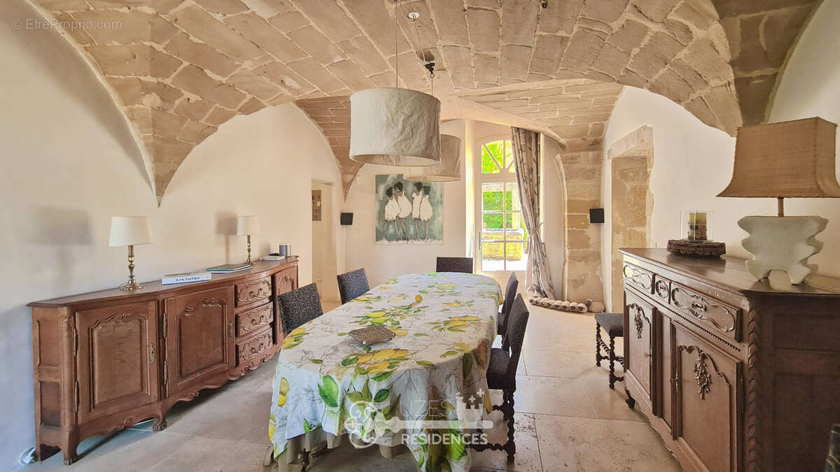 Mas de caractère avec domaine de 2,46 hectares et piscine à 8 km d'Uzès - photo 7