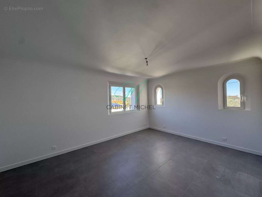 Appartement à LA ROQUETTE-SUR-SIAGNE