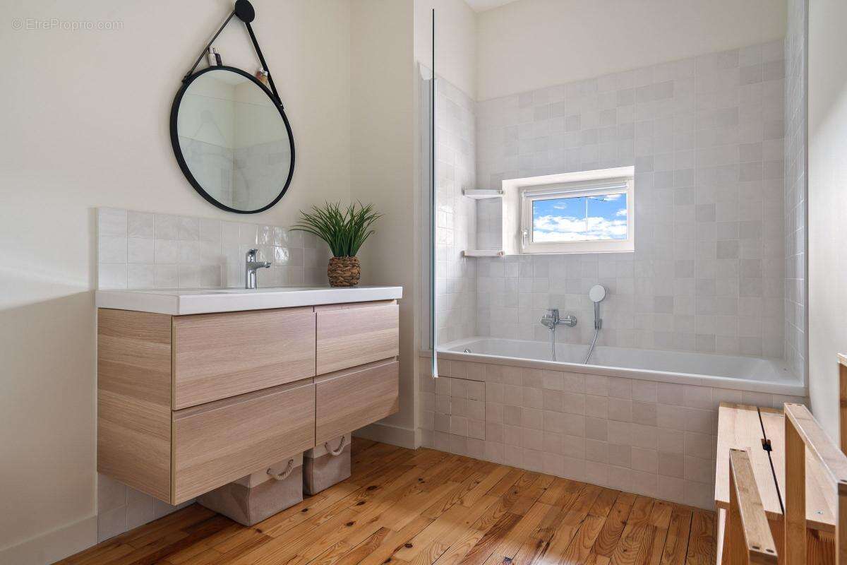 Maison à LA TOUR-DE-SALVAGNY