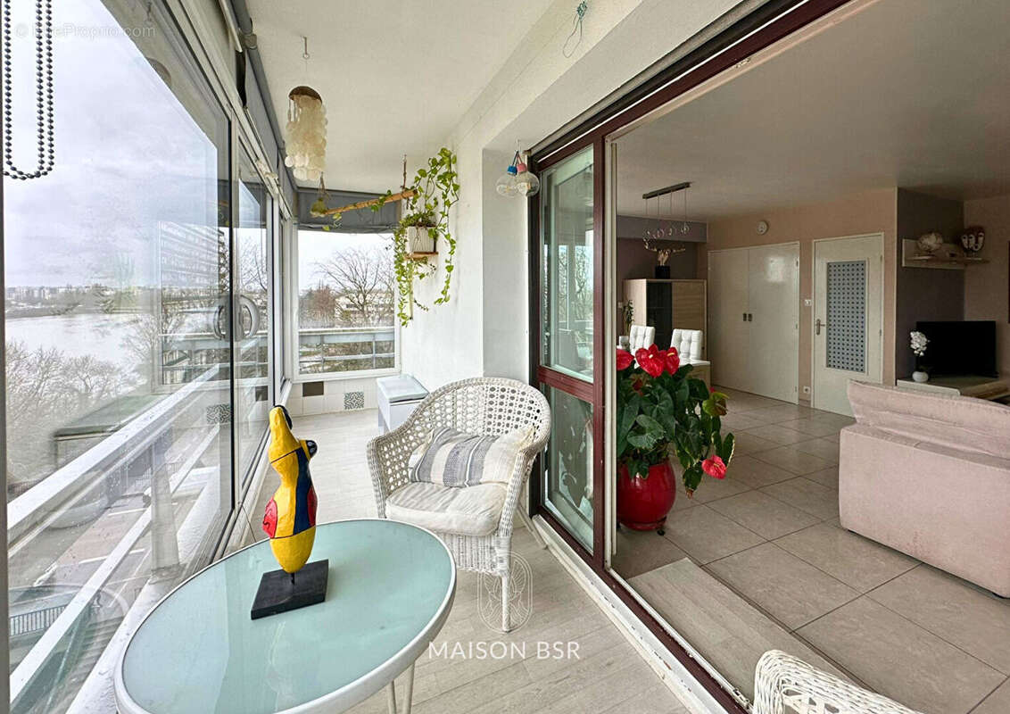 Bel Appartement Type 3 lumineux avec Vue  sur la Loire 80 m2 au 7 è étage avec parking et cave. - photo 4