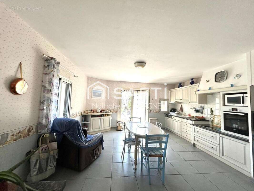 Maison 235 m² à Castres  - photo 4