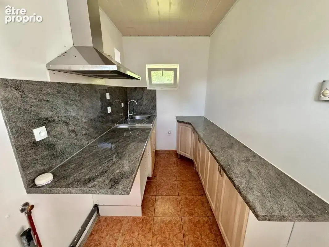 Maison de garde-barrière T3 avec jardin - Ussac - photo 6