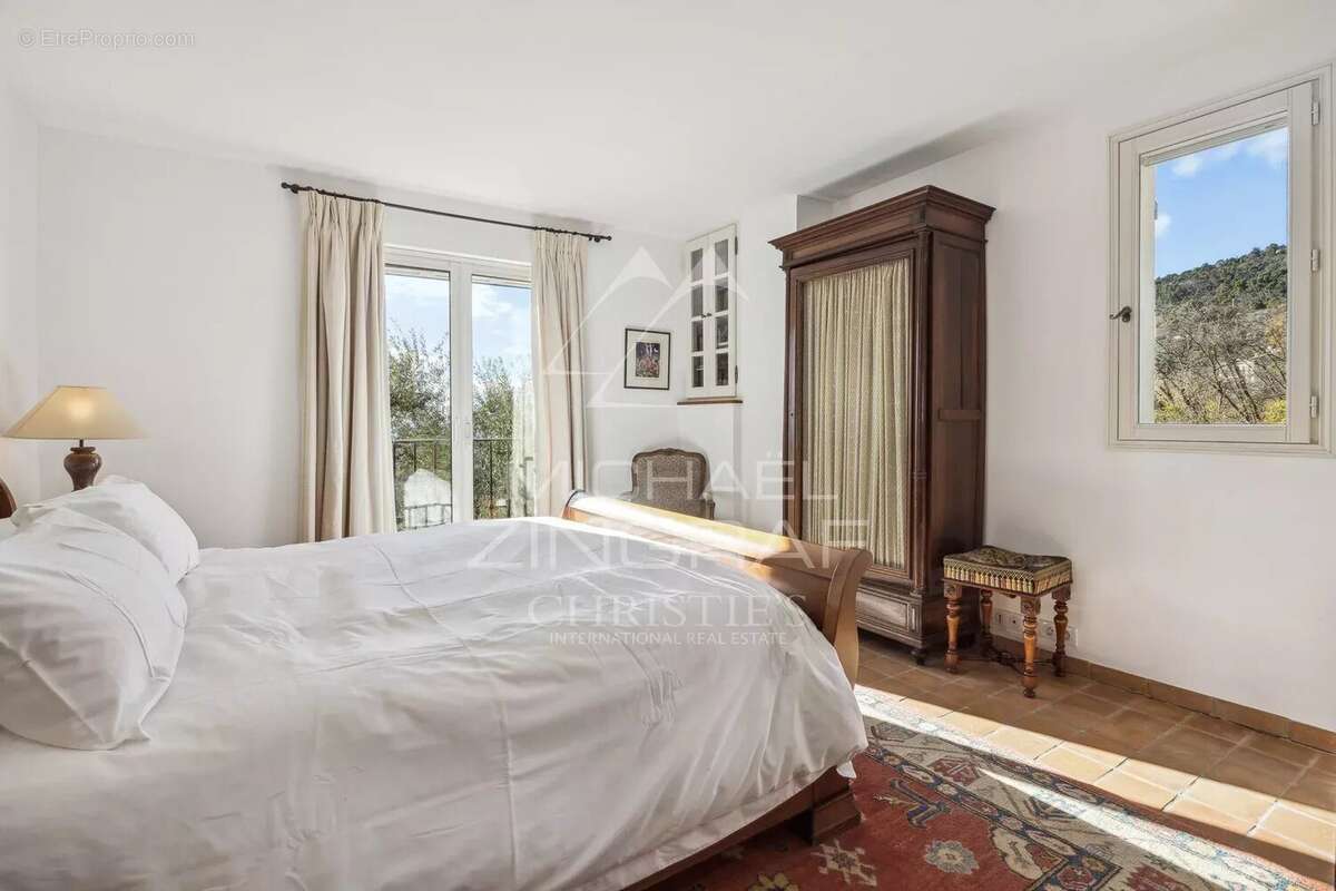 Elegante  Villa position dominante avec vue mer et oliveraie - photo 12