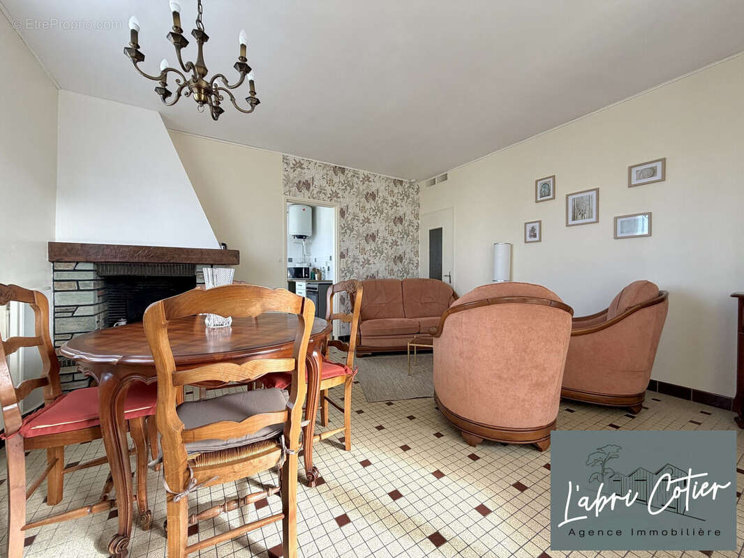 Séjour avec cheminée - Maison à SAINT-HILAIRE-DE-RIEZ