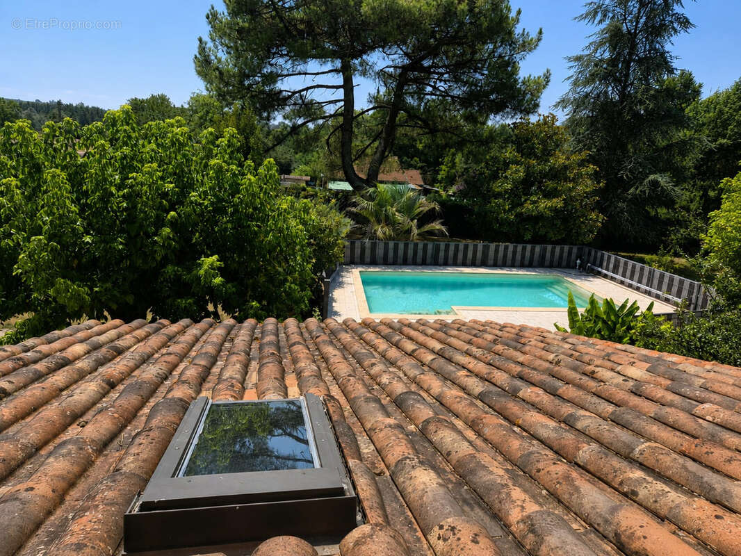 Maison en pierre de 209 m2 avec piscine et dépendances sur un terrain clos de 7075 m2 - photo 9