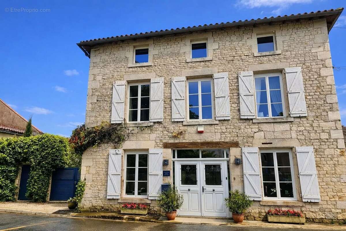Maison à CHEF-BOUTONNE