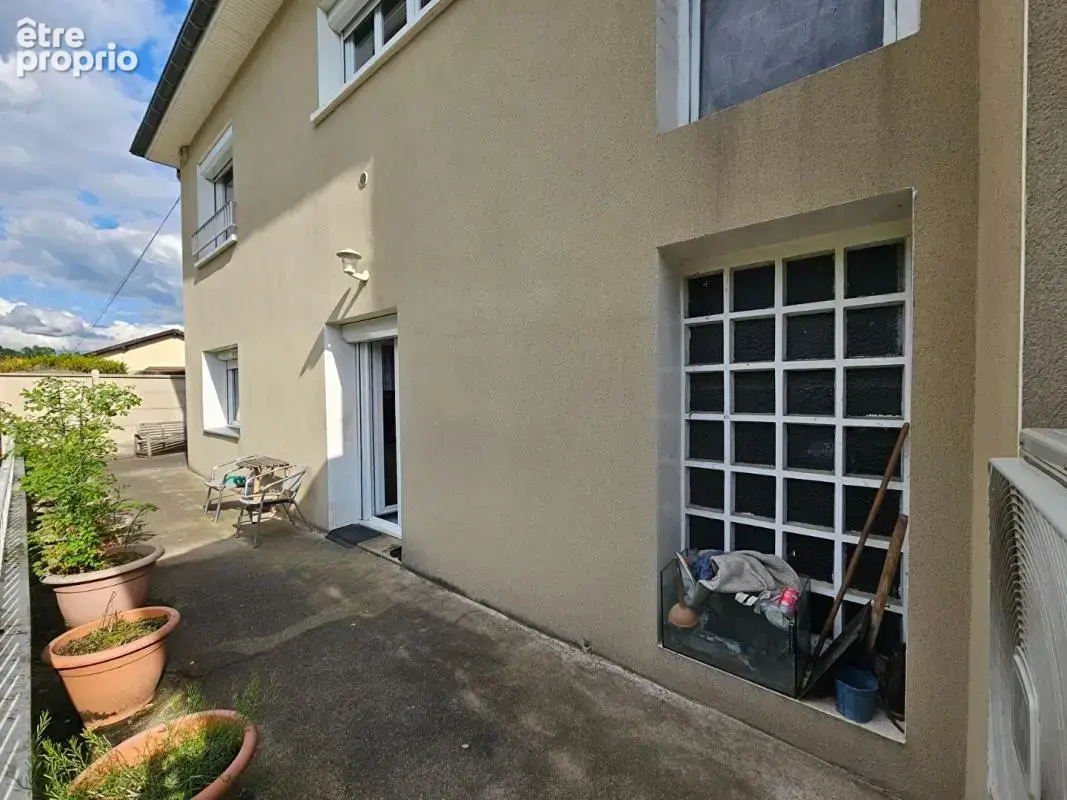 Maison à LE CHAMBON-FEUGEROLLES
