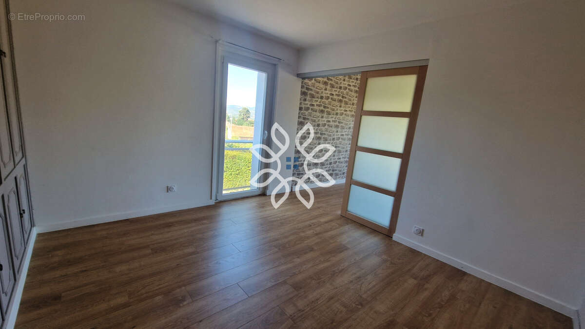 BEL APPARTEMENT F4 entièrement rénové avec GARAGE. - photo 5