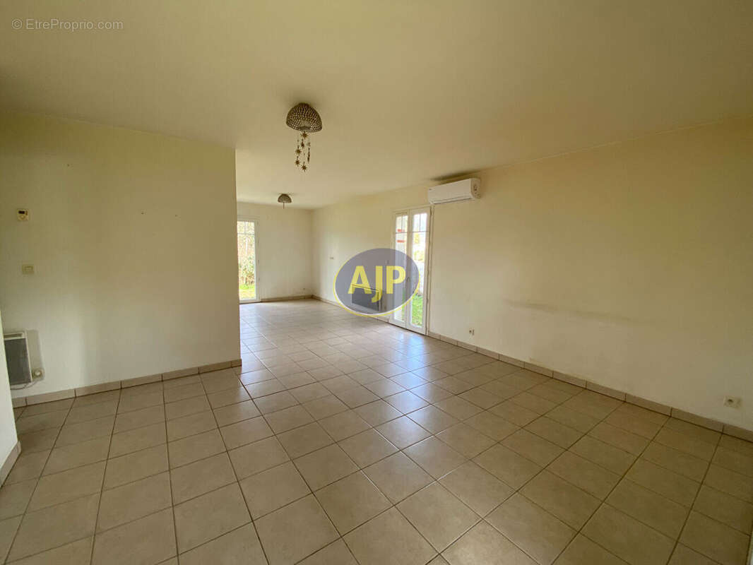 Maison à VENDAYS-MONTALIVET