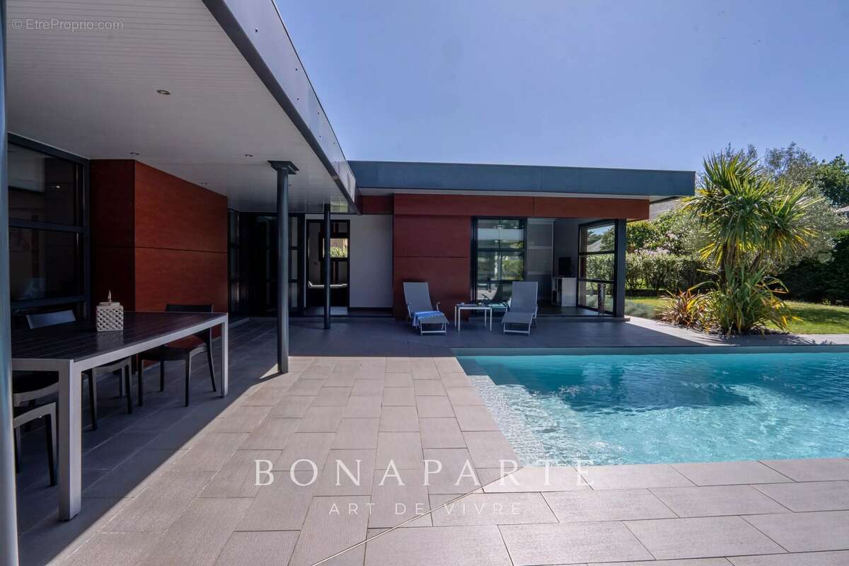 PAU Trespoey – Villa d’architecte de plain-pied – Volumes cathédrale & piscine - photo 2