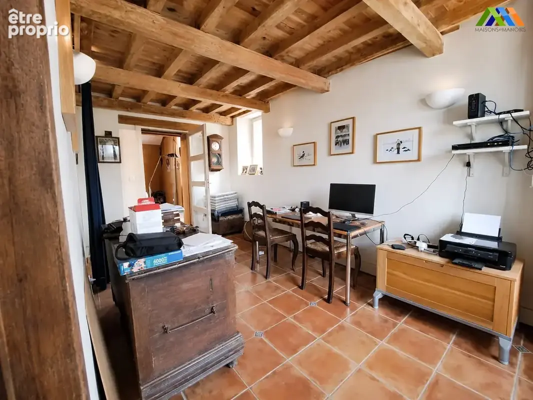 Bureau avec poutres et sol carrelé près de Mirande