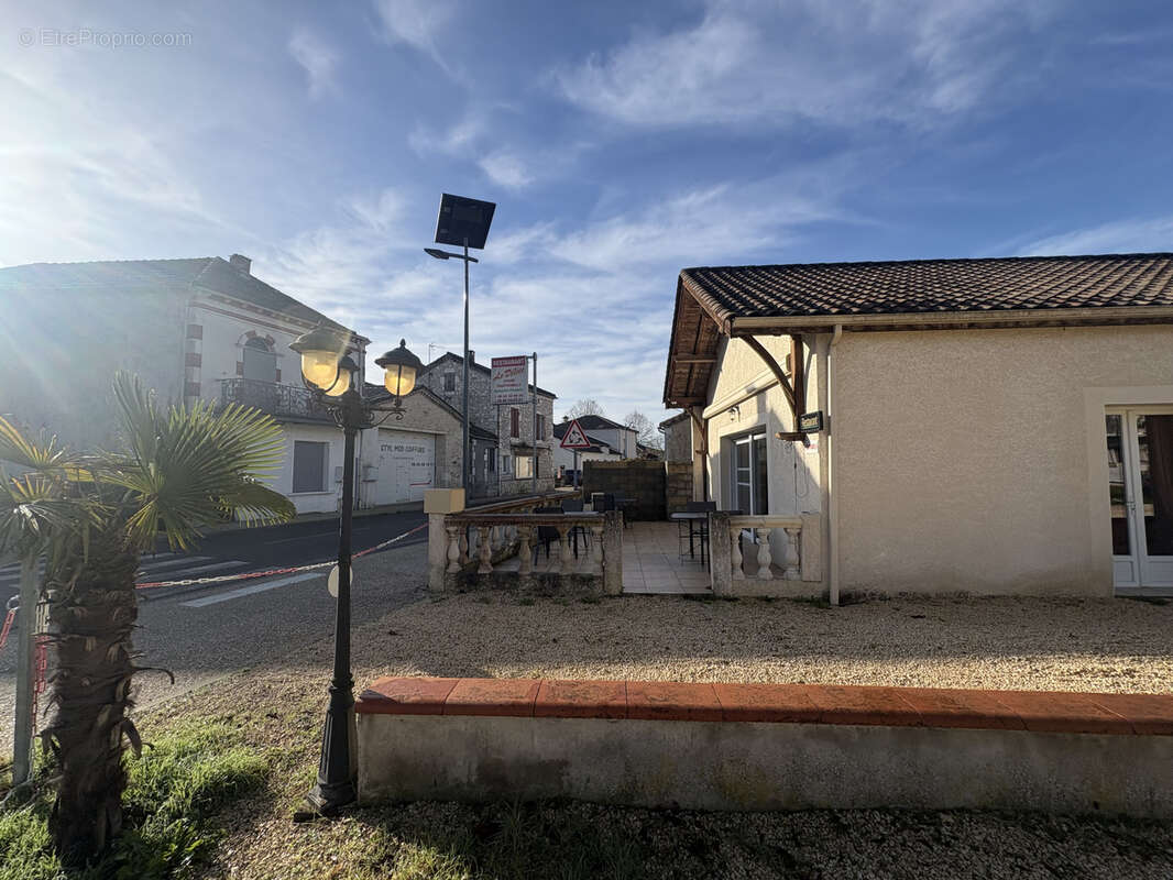 Murs commerciaux avec fonds de commerce de restauration + Maisonnette à rénover avec grand terrain   Tarn et - photo 2