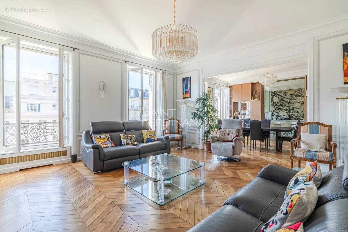 Appartement à PARIS-8E