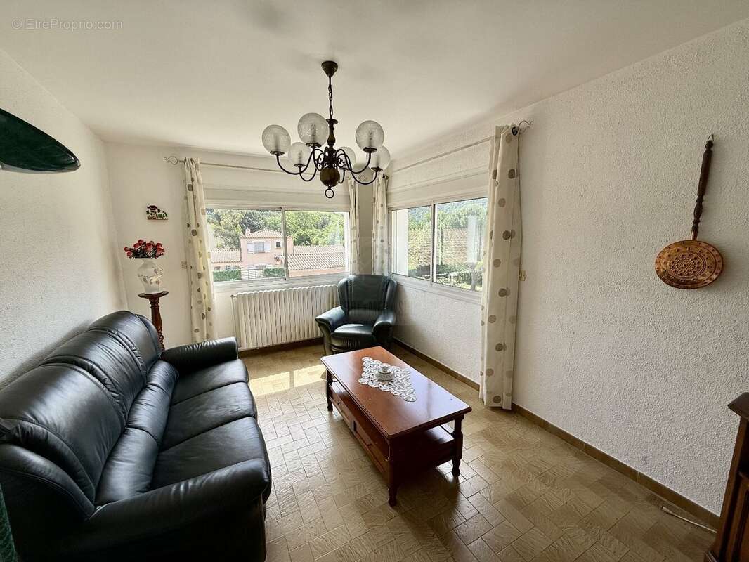 Maison à LA TOUR-SUR-ORB