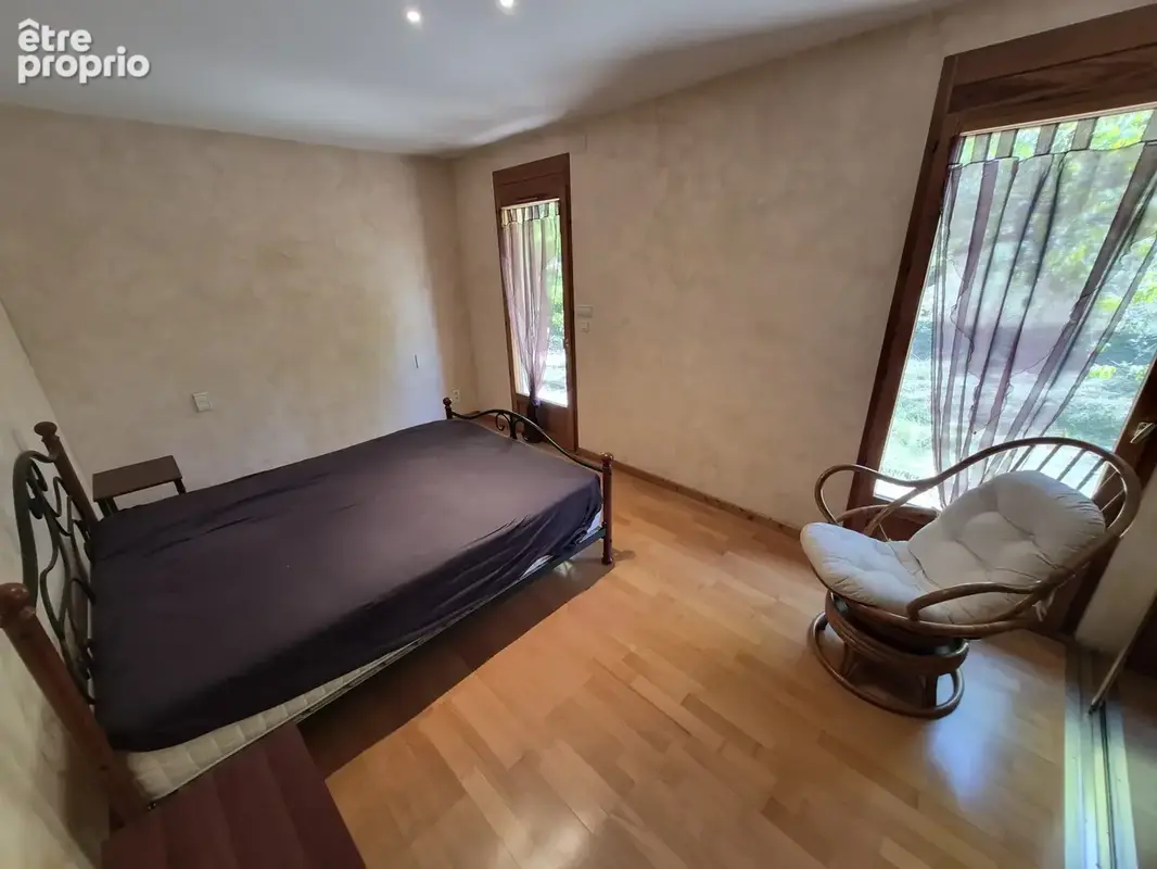 Maison d'architecte de 200 m2 édifiée sur un terrain de 1793 m2 - photo 9