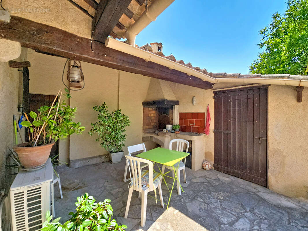 La colle-sur-loup   cœur de village   maison 4/5 pièces de 104 m2 avec jardin, dépendances et stationnements - photo 4
