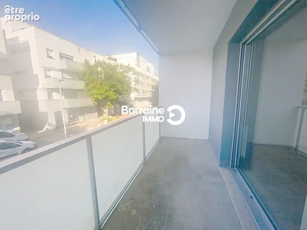 A vendre - lorient  centre ville - appartement recent de type 3 de 55m² avec balcon et garage - photo 2